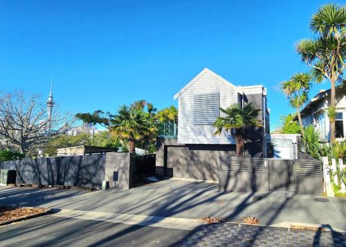 Freemans Bay Haus | Premium Abode with Plunge Pool steps to Ponsonby