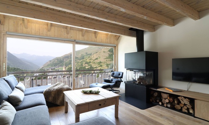 Pujo Haus | Premium & amazing views. Baqueira parking & ski locker