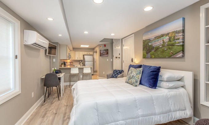 Abingdon Wohnung | Premium Studio in Historic District, Walking Distance to Restaurants & Shops!