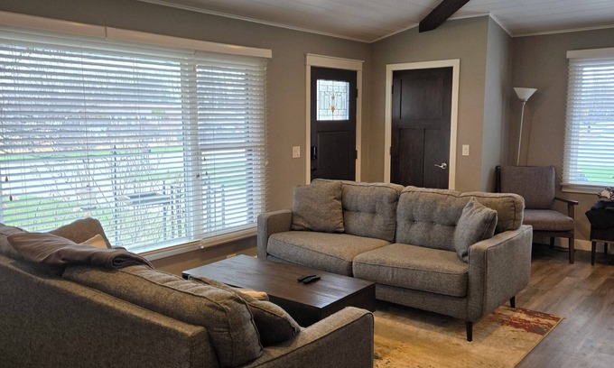 Appleton Haus | Prepared to be WOWEd by this 3 bedroom perfectly located house in Appleton.