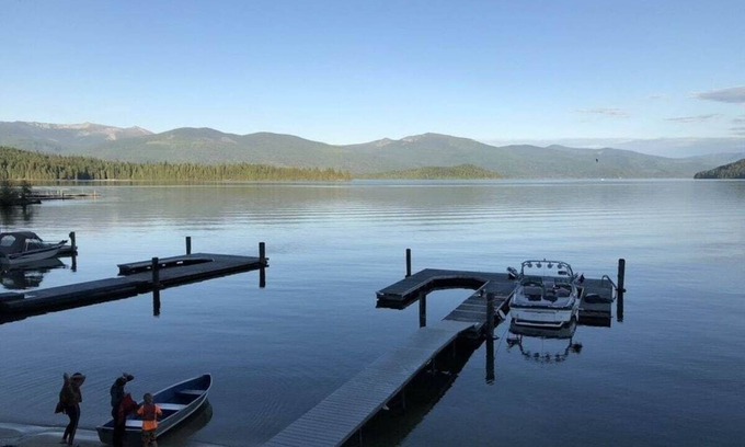 Bonner County Haus | Priest Lake BEACHFRONT with 2-slip dock