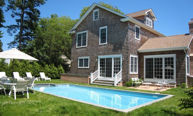 Village of East Hampton Haus | Erstklassige Lage in East Hampton Village. Beheizter Pool. Gehen Sie zu allen!