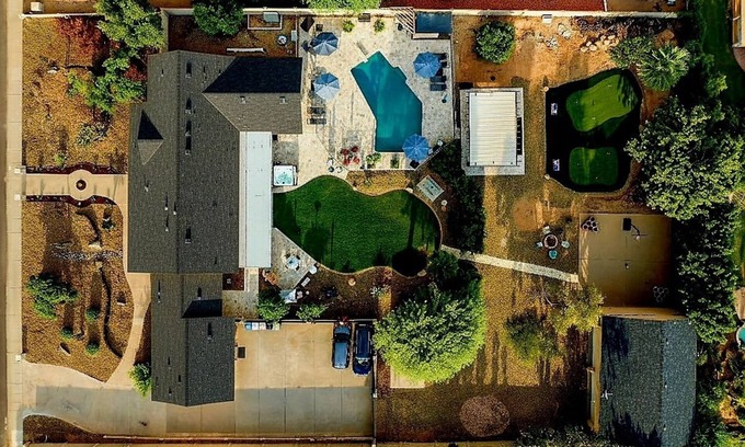 Paradise Valley Village Haus | Prime Location! 5000Sq'-Acre Pool/Game Room/Hot Tub/Putting Green/170+ 5★ratings