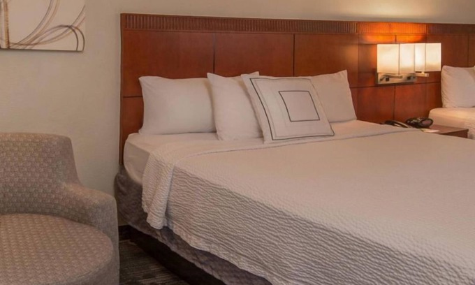 Rosslyn Wohnung | Prime Location! Comfortable Accessible Room, Self Parking & Onsite Starbucks!