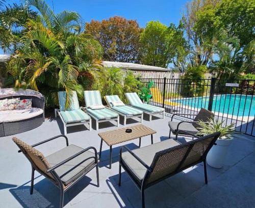 Central Oakland Park Wohnung | Prime Location Gateway with Pool & Patios, Near Beaches, Groceries and Restaurants