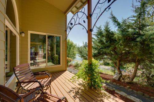 Marcola Haus | Prime McKenzie River Gem Sunroom and Views!