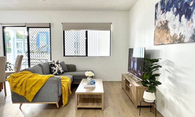 Toowong Wohnung | Prime Toowong 3BR Apt– Walk to Shops & Transport!