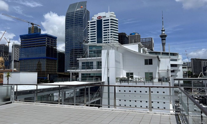 Auckland Central Business District Wohnung | Prince Wharf: Harbour & Skytower View Suite with Balcony