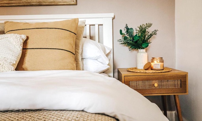 Riverside Wohnung | Principality View Apartment One, by Solace Stays