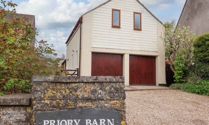 Street Hütte | PRIORY BARN APARTMENT, pet friendly, with a garden in Street