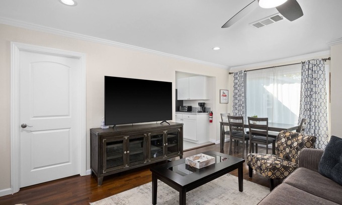 Fresno Haus | Pristine 3B/1Bth, EasyA to US99 and Nat'l Parks