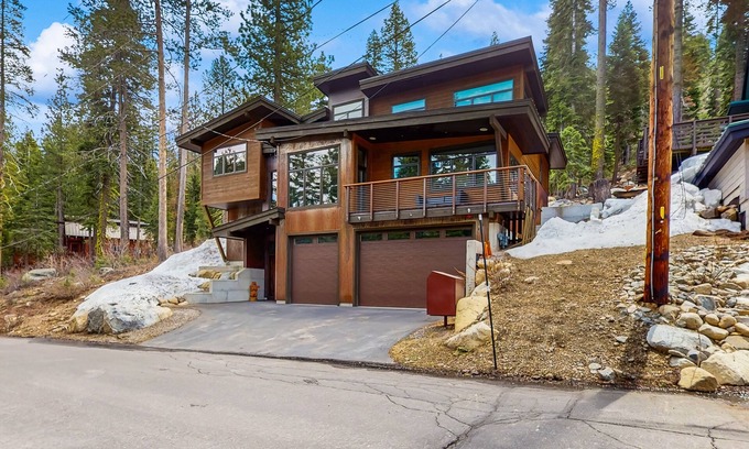 Truckee Wohnung | Pristine home with lovely interior, private deck, fast WiFi - great location