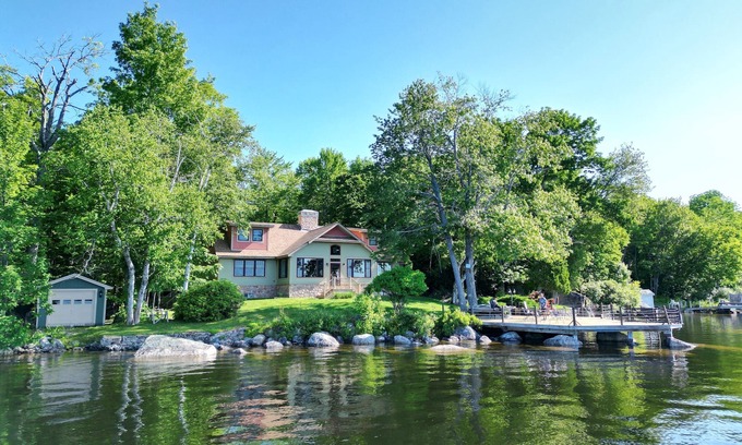 Dedham Hütte | Pristine Lakefront Cottage in Maine 30 miles from Acadia National Park.