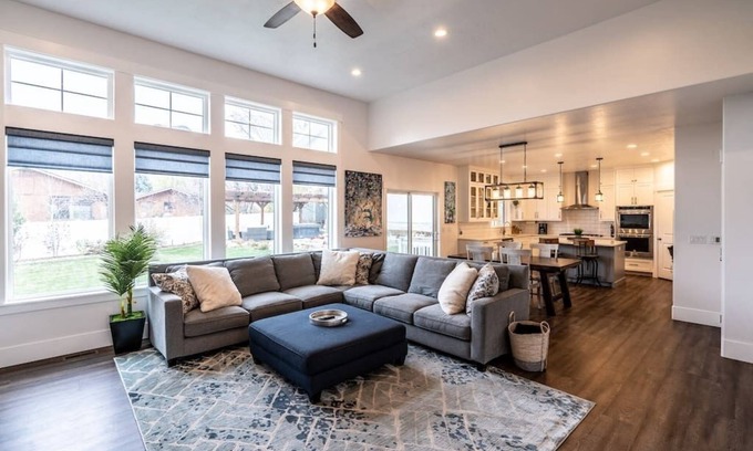 Pleasant Grove Haus | *Hot Tub*Pristine New*Home , 4 Bd 3.5 bth|Slps 18