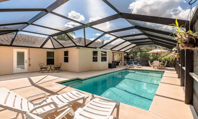 Sebastian Highlands Haus | 🍹🌞 Pristine Paradise! Heated Private Pool, Boat Parking, Near Beaches!