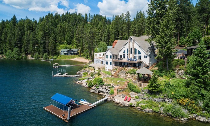 Coeur d'Alene Haus | Pristine waterfront estate on Lake Coeur d'Alene