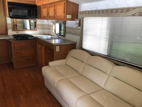 Linden Haus | Private 1-bedroom RV with full hookups and direct bus to NYC Manhattan only 2 blocks away