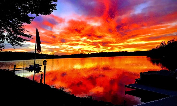 Pocono Lake Haus | Private Lakefront Resort mit 200 Fuß Seeufer, großen Garten und Feuerstelle.