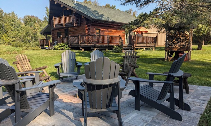 Dunbar Kabine | Private 3 BR 1.5 BA log cabin on 34 acres, driveway is 150' from ATV trail