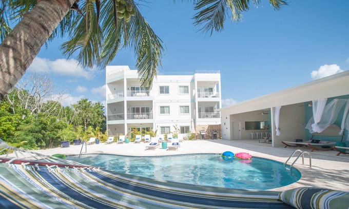 West Bay Eigentumswohnung | 4BR Luxury Seven Mile Beach, 10 Poolblick. Meerblick von der Dachterrasse