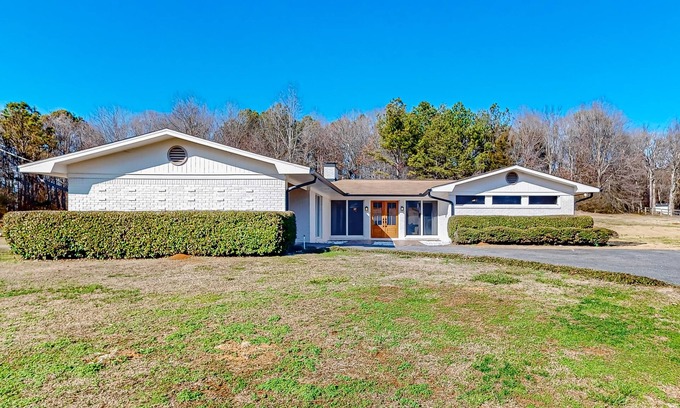 Calhoun Haus | Private acreage with mountain views, alfresco dining, & grill - near Webb Lake
