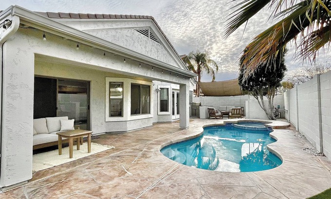 Neely Farms Haus | Private and Charming Vacation Home near Downton Gilbert - Pool/hot tub/fireplace