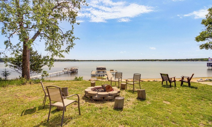 Baxter Kabine | Private Beach & Dock: White Sand Lake Retreat!