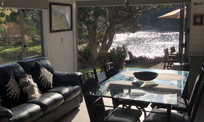 Matauri Bay Kabine | Privatstrand Blockhaus mit Bootsrampe auf 60 Hektar großem Küstengrundstück