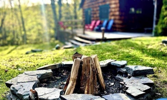 Fleischmanns Kabine | Private Cabin Retreat on 10 Acres! Firepit, custom kitchen, endless green beauty