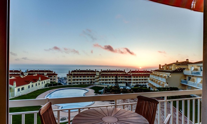 Ericeira Eigentumswohnung | Wohnung in Wohnanlage w / Innen- und Außenpool und Tennisplatz