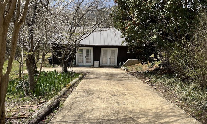 Corinth Hütte | Private country setting within city limits .