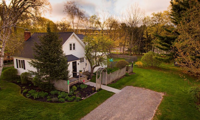 Walloon Lake Hütte | Private Cozy Cottage in Charming Walloon Lake Village - Sleeps 13!