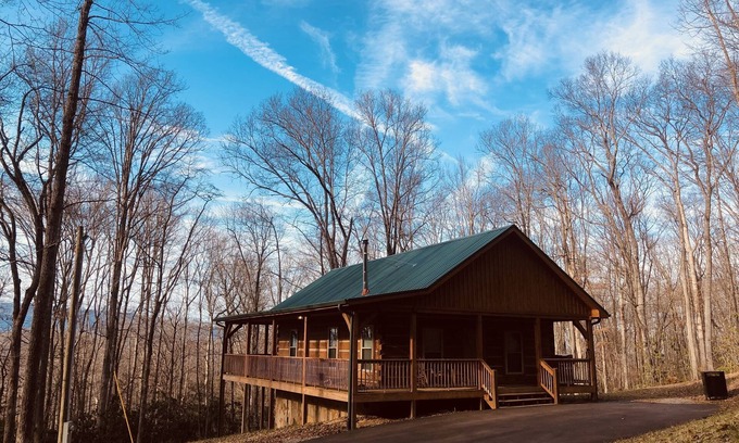 Cosby Kabine | Private Cozy DOG FRIENDLY Cabin Home Surrounded by a Variety of Beautiful Trees