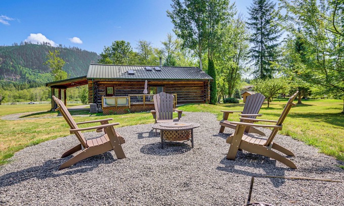 Arlington Heights Kabine | Dog-Friendly Arlington Cabin w/ Private Hot Tub!
