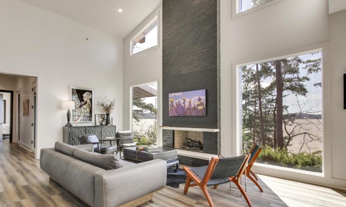 Waterloo Haus | Private Dock and River Views Modern Gem in Waterloo