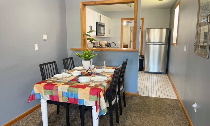 Chesterton Wohnung | Private Downtown Apt, King Bed, Jet Bath, Fireplace, Grill, near Indiana Dunes