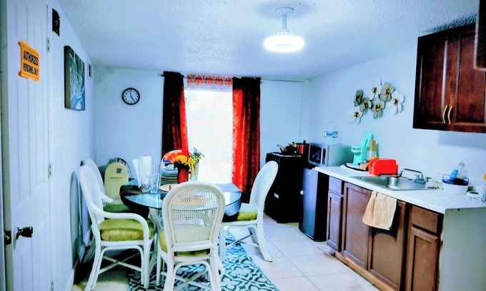 Riviera Beach Haus | Private Entrance Guest Suite with kitchen & Bathroom in charming West Palm Beach