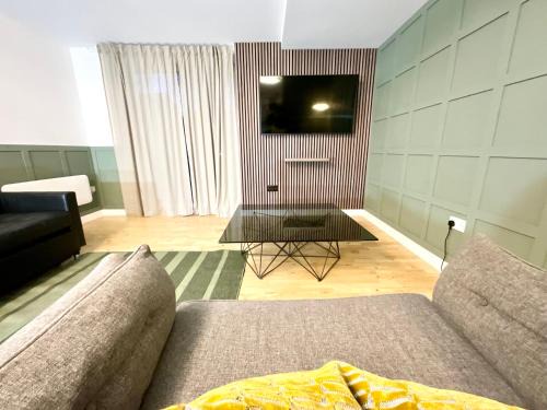 Cheetham Hill Wohnung | Private Garden Apartment with Geodome