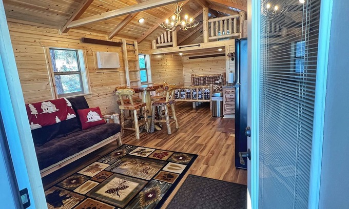 Sundance Kabine | Private Getaway Cabin #1 at The Lodge at Devils Tower