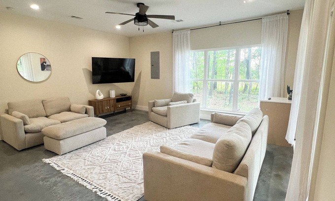 Etta Haus | Private Getaway on 2.5 Acres Family & Pet Friendly!