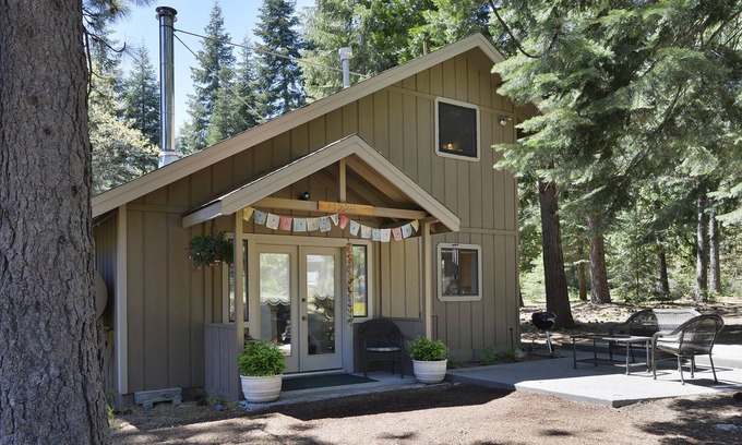Mount Shasta Haus | Private Getaway auf schöne bewaldeten 2 Acres mit modernem Haus in der Nähe der Innenstadt