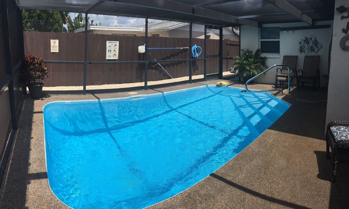 Embassy Hills Haus | Eigener beheizter Pool zu Hause / Nur wenige Minuten vom Golf entfernt / 2BR / 2Bath / 9 Personen