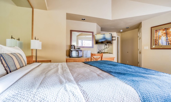 Century West Hotel | Private Suite im Hotelstil in Bend mit Zugang zum Fitnesscenter.