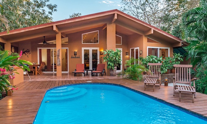 Palm Beach Estates Haus | Privater, sicherer Strand mit funkelndem Pool Surf 3/2 Bath Bikes Surf + Boogie Boards