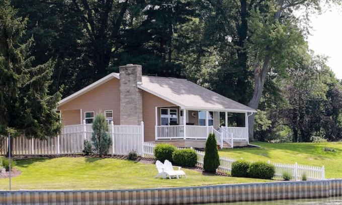 Nashport Hütte | Private lake front cottage with Boat dock