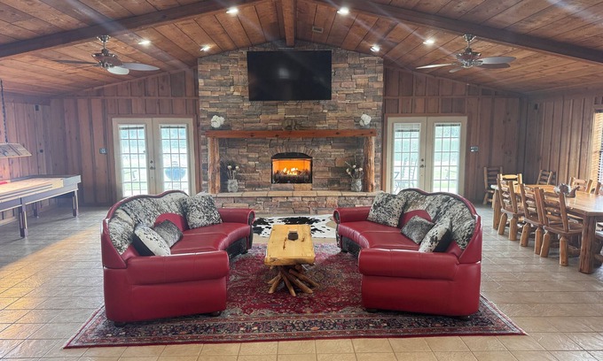 Panola County Kabine | Private Lake Lodge on 104 acres with bar, pool table, shuffle board and more!