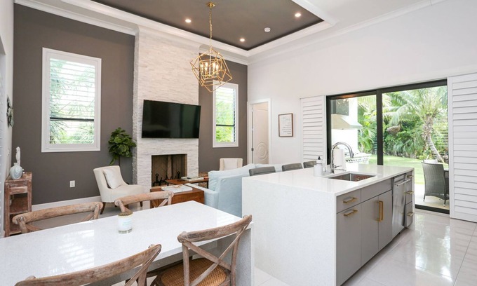 Naples Hütte | PRIVATE LAZY RIVER, 2 BEDS 2 BATHS, LOGAN WOODS, FURNISHED SEASONAL RENTAL