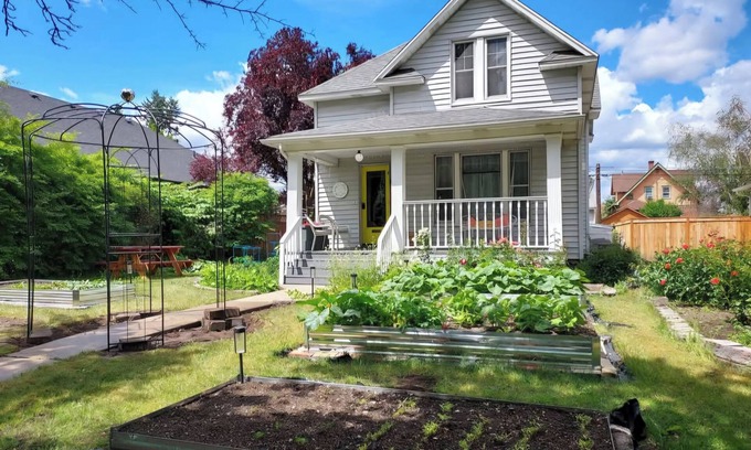 Logan Haus | Billiken Inn, Private Loft in 2 Story Victorian