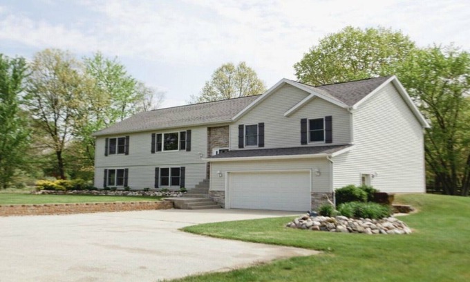 Bridgman Haus | Luxus Lake MI Retreat w / Whirlpool-in der Nähe von Lake MI Strände und Weingüter - 17 Personen