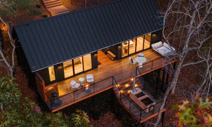 Dawsonville Kabine | Private Luxury Romantic Getaway near Dahlonega with Hot Tub and Trails
